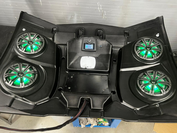 Крыша музыкальная Маверик Х3 с акустической системой и сабвуфером "KICKER"